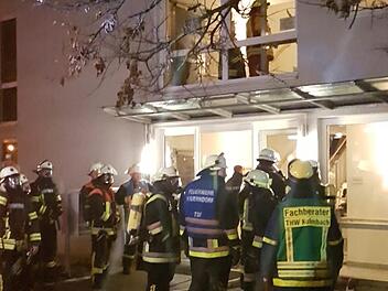 Nur mit Atemschutzgeräten konnten die Retter in das stark verqualmte Gebäude vordringen. Feuerwehr