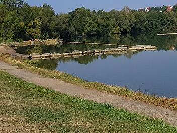 Warum trieb die Dreij&auml;hrige leblos im Badesee? Das versucht aktuell die Polizei zu ermitteln. Die Beamten gehen aktuell davon aus, dass das M&auml;dchen unbeaufsichtigt spielte. Symbolfoto: Tobias Kindermann