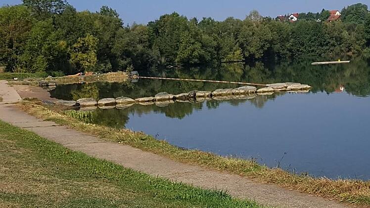 Warum trieb die Dreij&auml;hrige leblos im Badesee? Das versucht aktuell die Polizei zu ermitteln. Die Beamten gehen aktuell davon aus, dass das M&auml;dchen unbeaufsichtigt spielte. Symbolfoto: Tobias Kindermann