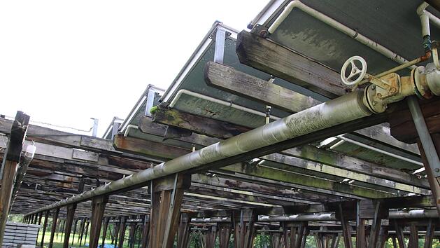 Die Solaranlage zur Erwärmung des Badewassers im Freibad ist annähernd 40 Jahre alt und nimmt merklich an Leistung ab. Wie das Bad künftig am besten energetisch versorgt werden kann, beschäftigt den Stadtsteinacher Stadtrat schon ein ganzes Jahr. Foto: Klaus Klaschka