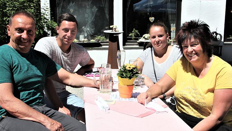 Klaus Baumann (l.) und seine Familie zählten zu den Gästen des Rennsteighotels. Foto: Veronika Schadeck