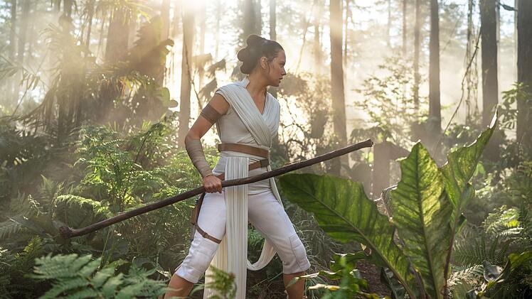 Rey (Daisy Ridley) trainiert ihre Jedi-F&auml;higkeiten.