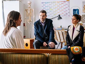 Die Kommissare Lilly Funke (Tatjana K&auml;stel, rechts) und Jonas Fischer (Lukas Piloty) ermitteln zum Auftakt der 25. Staffel "SOKO K&ouml;ln" in einem Mehrfamilienhaus. Bei ihren Befragungen sprechen sie auch mit der alleinerziehenden Dina Nasic (Josephine Ehlert).