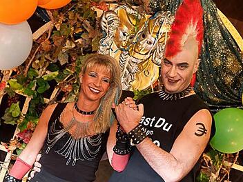 Markus Söder mit Gattin als Punk in Veitshöchheim. Seine Nazijargon-Entgleisung ist nicht so lustig. Foto: Tobias Köpplinger