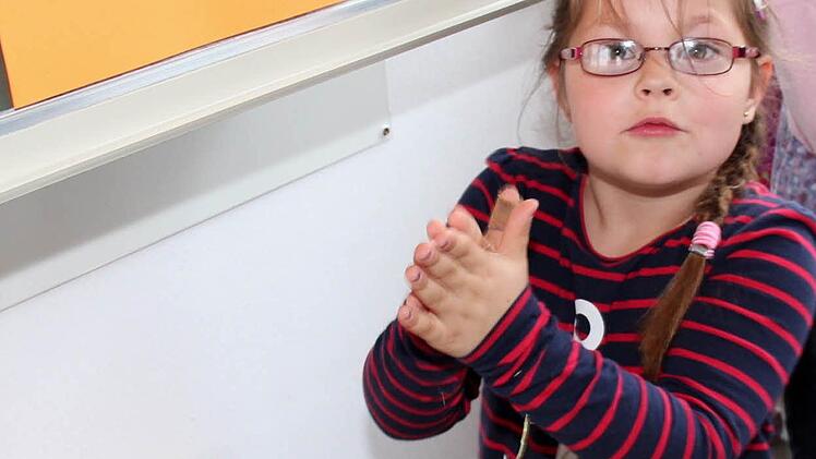 Sophie sucht die Stecknadel im Heu. Foto: Johanna Blum