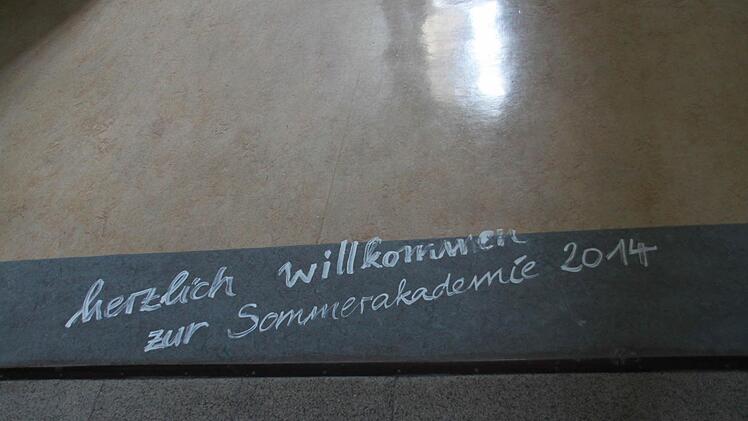 Der Schriftzug auf dem Fußboden hieß alle Teilnehmer herzlich willkommen.