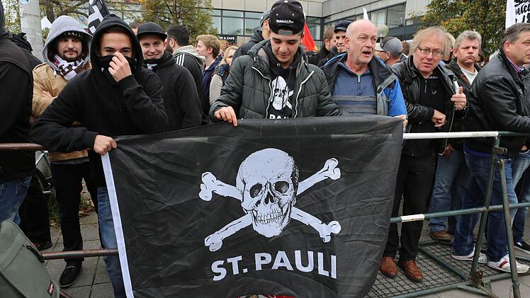 Getrennt von der Polizei. Foto: Barbara Herbst