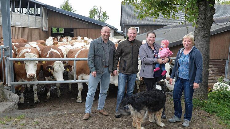 Klaus Schaumberg, Johannes, Kristina, Mathilda und Bernadette Förtsch (von links) sowie Hund Tommy auf dem Daumahof  Foto: Ronald Rinklef