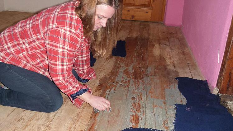 Kernerarbeit für Ingrid Wachsmann: Die Holzdielen werden vom Farblack befreit.