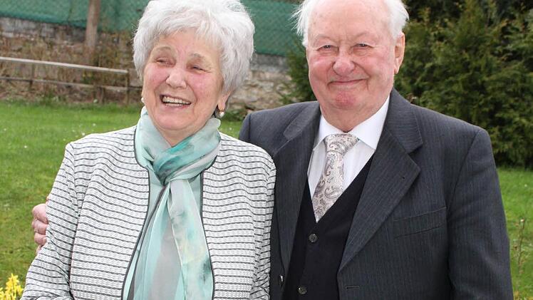 Herta und Reinhardt Baumgartner in ihrem Garten Foto: Sonja Adam