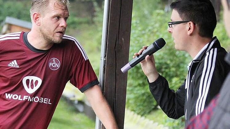 Andi Wolf nutzte seine Auswechslung für einen Plausch mit Stadionsprecher Alexander Hattel.  Fotos: Steffen Kraft