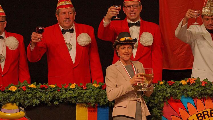 Bürgermeisterin Sigrid Reinfelder stößt mit dem Elferrat an. Foto: Johannes Michel
