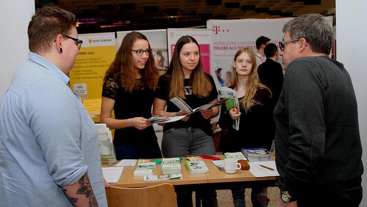 Diese drei Schülerinnen interessierten sich für ein Bachelor-Studium in der Gesundheits- und Krankenpflege.Günther Geiling