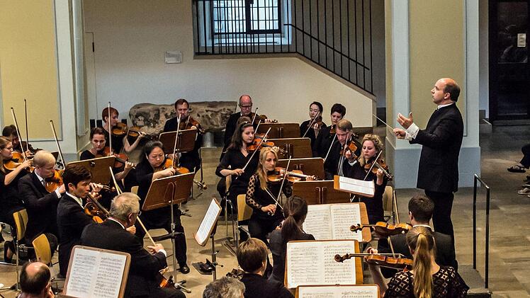 Eine faszinierende Interpretation der "Achten" von Anton Bruckner gelang den Philharmonischen Orchester des Landestheaters unter Leitung von Roland zum Abschluss der Konzertsaison. Das begeisterte Publikum dankte mit stehenden Ovationen.Foto: Jochen Berger