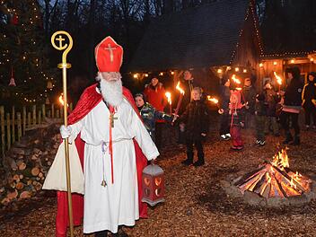 Der Nikolaus (Christian Draga) schaute im Wildpark Klaushof vorbei. Peter Rauch