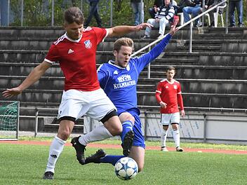Fabian Wirsching von der DJK Dampfach schüttelt hier Münnerstadts Philipp Müller ab. Am Ende unterlag der TSV klar mit 1:4 und rutschte auf den Abstiegs-Relegationsplatz ab. Foto: Hopf