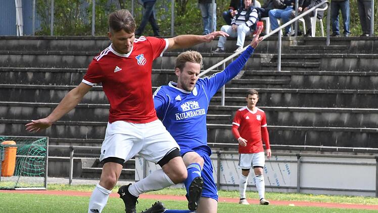 Fabian Wirsching von der DJK Dampfach schüttelt hier Münnerstadts Philipp Müller ab. Am Ende unterlag der TSV klar mit 1:4 und rutschte auf den Abstiegs-Relegationsplatz ab. Foto: Hopf