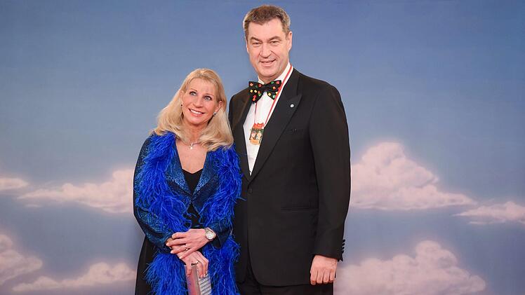 Der bayerische Ministerpräsident Markus Söder (CSU) kommt mit seiner Frau Karin zur Fernseh-Prunksitzung . Foto: Nicolas Armer/dpa