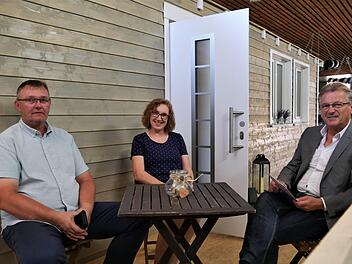 Alfred (von links) und Marion Lang und Stockheims Bürgermeister Rainer Detsch haben auf der Tiny-House-Terrasse Platz genommen. Foto: Sandra Hackenberg