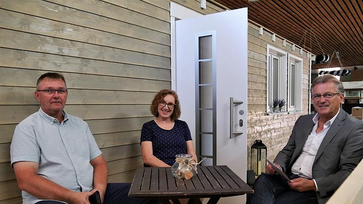 Alfred (von links) und Marion Lang und Stockheims Bürgermeister Rainer Detsch haben auf der Tiny-House-Terrasse Platz genommen. Foto: Sandra Hackenberg