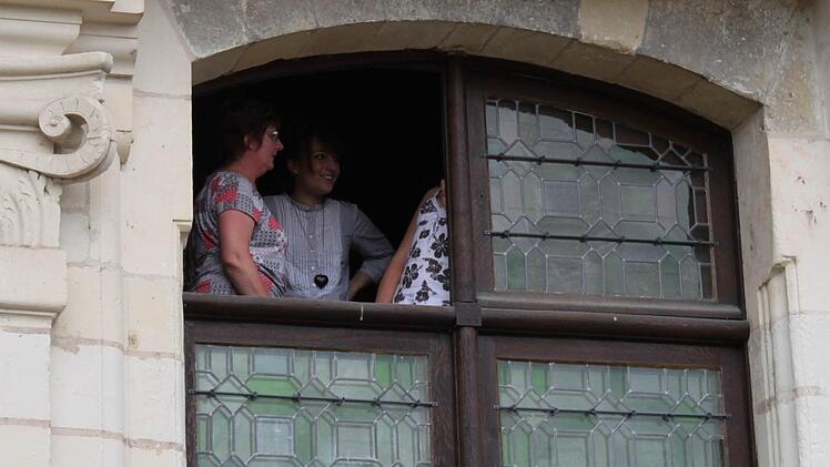 Sogar an den Fenstern gibt es heimliche Zuschauer.