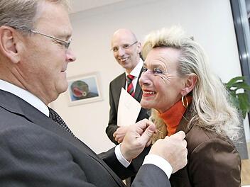 Oberbürgermeister Andrea Starke (SPD) heftete die Ehrennadeln an, Walter Schweinsberg von der Mediengruppe Oberfranken verlas die Urkunden. Geht es nach Bambergs CSU, soll die Verleihung der Bürgernadel künftig in alleiniger Regie der Stadt durchgeführt werden. Hier erhält Karin Memmel die Auszeichnung.   Foto: Michael Gründel