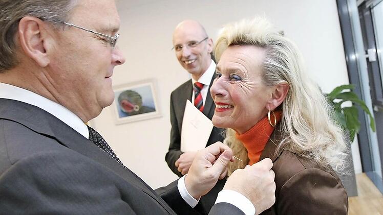 Oberbürgermeister Andrea Starke (SPD) heftete die Ehrennadeln an, Walter Schweinsberg von der Mediengruppe Oberfranken verlas die Urkunden. Geht es nach Bambergs CSU, soll die Verleihung der Bürgernadel künftig in alleiniger Regie der Stadt durchgeführt werden. Hier erhält Karin Memmel die Auszeichnung.   Foto: Michael Gründel