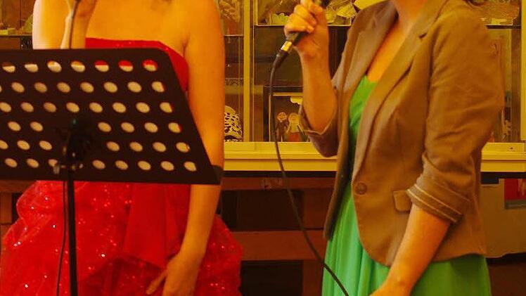 Linda Weise und Katharina Lunk (von links) sangen "Count on Me".