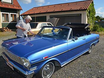 So wie der Vorsitzende des Oldtimerclubs Kronach, Gerhard Moser, hier seinen Chevrolet auf Hochglanz bringt, so pflegen viele Oldtimerfreunde ihre Fahrzeuge mit Leidenschaft.  Foto: Karl-Heinz Hofmann
