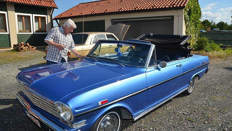 So wie der Vorsitzende des Oldtimerclubs Kronach, Gerhard Moser, hier seinen Chevrolet auf Hochglanz bringt, so pflegen viele Oldtimerfreunde ihre Fahrzeuge mit Leidenschaft.  Foto: Karl-Heinz Hofmann