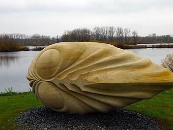 Rosa Brunners Sandsteinskulptur "Archaika" am Baggerloch von Breitengüßbach Foto: Johannes Michel