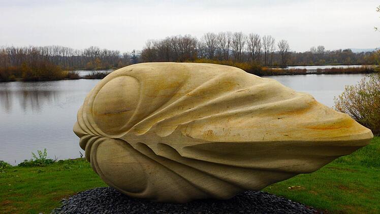 Rosa Brunners Sandsteinskulptur "Archaika" am Baggerloch von Breitengüßbach Foto: Johannes Michel