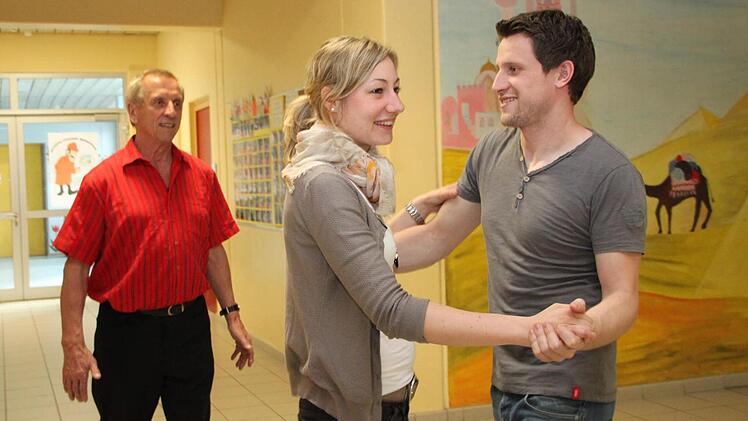 Kristin Baran und Ricardo Kasper machen schon eine gute Figur. Links Tanzlehrer Manfred Schramm.
