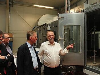 Gemeinsam mit (von links) Landrat Klaus Peter Söllner und dessen Stellvertreter Dieter Schaar informierte sich der Bürgermeister-Kandidat der Freien Wähler, Günther Stenglein, über die Mainleuser Firma Fiatec. Deren geschäftsführender Gesellschafter Heinz Bitter führte durch den Betrieb. Foto: Jürgen Gärtner