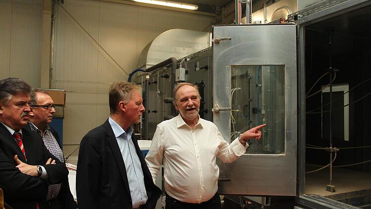 Gemeinsam mit (von links) Landrat Klaus Peter Söllner und dessen Stellvertreter Dieter Schaar informierte sich der Bürgermeister-Kandidat der Freien Wähler, Günther Stenglein, über die Mainleuser Firma Fiatec. Deren geschäftsführender Gesellschafter Heinz Bitter führte durch den Betrieb. Foto: Jürgen Gärtner