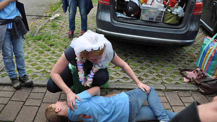 Ein Junggesellinenabschied musste auch die stabile Seitenlage vorführen. Foto: Susanne Deuerling