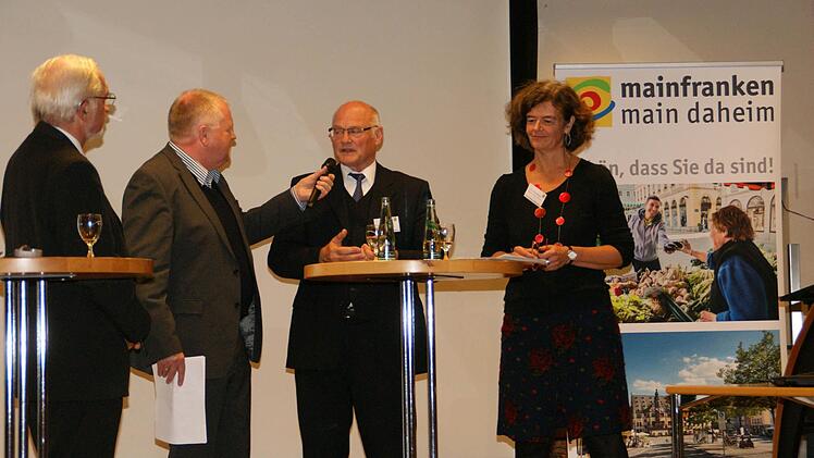 Wie werden aus Flüchtlingen Mitbürger, Mitarbeiter? Wie das Haupt- und Ehrenamtliche in der Hofheimer Allianz anpacken, erläuterte Hofheims Bürgermeister Wolfgang Borst im Rahmen des Podiumsgesprächs. Unser Bild zeigt von links Regierungspräsidenten Paul Beinhofer, Moderator Eberhard Schellenberger, Wolfgang Borst und Bettina Reimann.