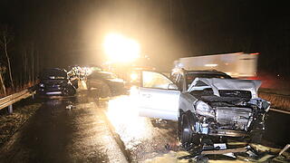 Drei Fahrzeuge krachen in Unfallstelle