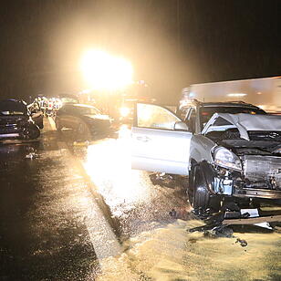 Drei Fahrzeuge krachen in Unfallstelle