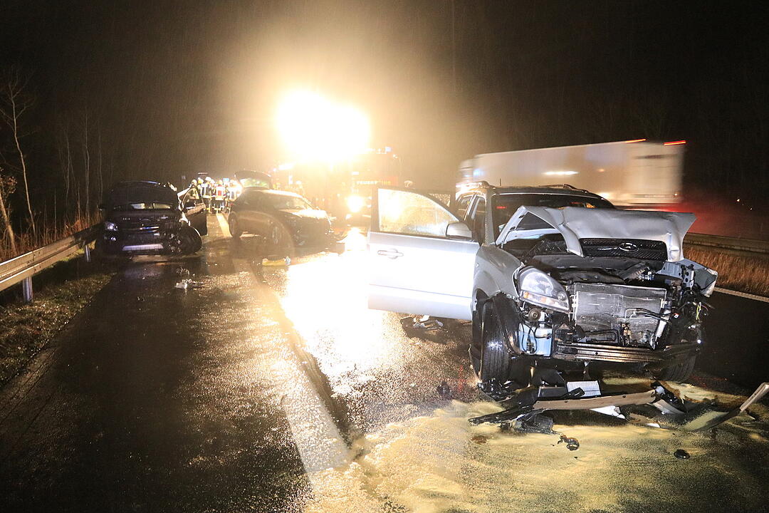Drei Fahrzeuge krachen in Unfallstelle