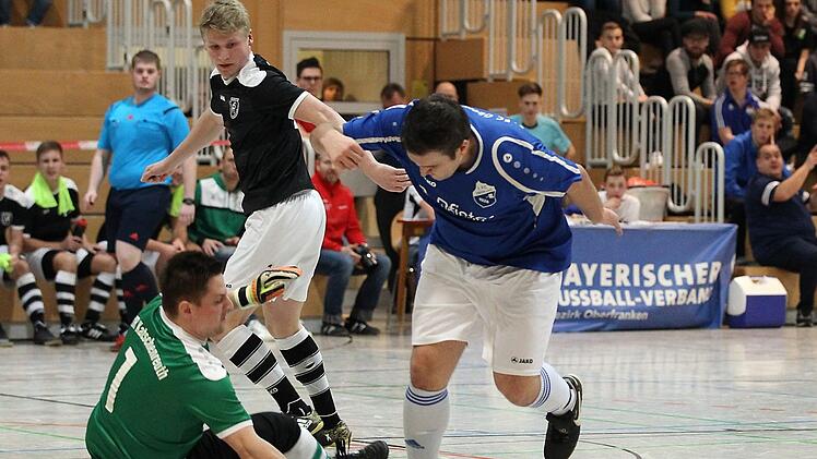 In dieser Szene stoppte der Katschenreuter Torwart Sven Neidhart im letzten Moment Marcel Kutzelmann, doch im weiteren Verlauf des Finales erzielte der Oberhaider Torjäger noch zwei Treffer.  Foto: sportpress