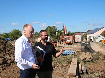 Bürgermeister Helmut Blank (links) und Planer Matthias Kirchner sehen sich im neuen Baugebiet in Großwenkheim um. Aufgetretene Probleme sind aus der Welt geschafft. Thomas Malz