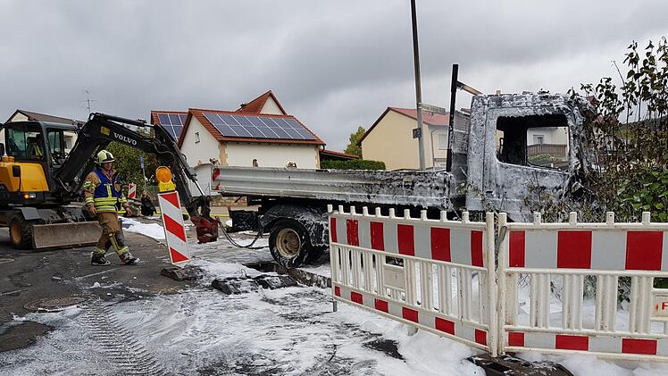 Mit Schaum löschte die Feuerwehr den brennenden Laster.
