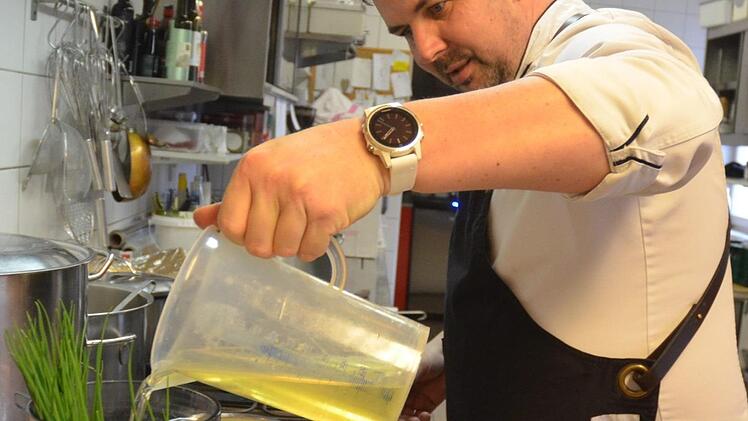 Daniel Polzer zeigt, wie man mit Schwarzwurzeln kocht. Foto: Rainer Lutz