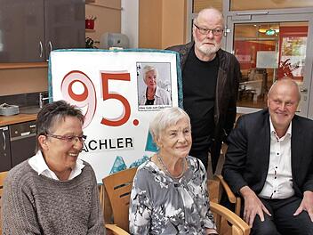 Bärbel (l.) und Franz Kachler (2. v. r.) und Gerald Brehm gratulierten Franziska Kachler. Foto: Evi Seeger