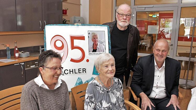 Bärbel (l.) und Franz Kachler (2. v. r.) und Gerald Brehm gratulierten Franziska Kachler. Foto: Evi Seeger