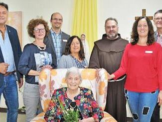 Agnes Döring (vorne) freute sich sehr über die vielen Gratulanten zu ihrem 90. Geburtstag. Foto: Ingrid Kohles