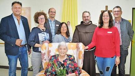 Agnes Döring (vorne) freute sich sehr über die vielen Gratulanten zu ihrem 90. Geburtstag. Foto: Ingrid Kohles