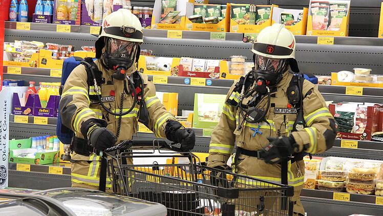 Die Kirchweih&uuml;bung der Ebersdorfer Feuerwehr f&uuml;hrte die Atemschutzger&auml;tetr&auml;ger in den Aldi-Markt - eine &Uuml;berraschung, die bei allen Beteiligten gut ankam. - Foto: Alexandra Kemnitzer