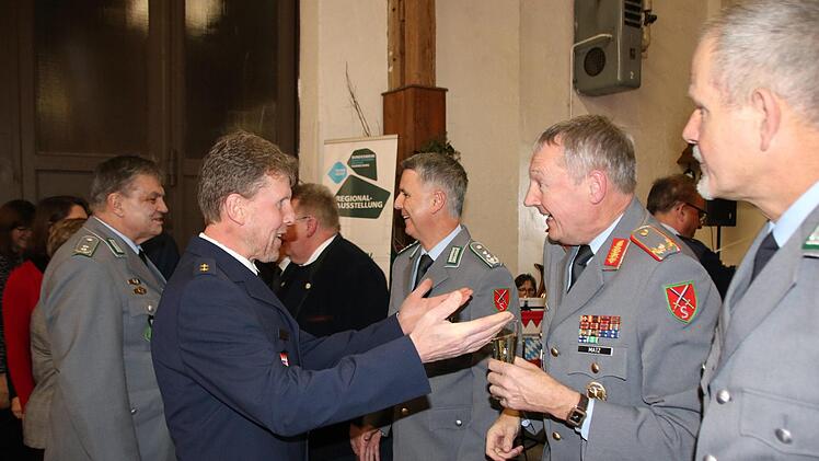 Herzliche Begrüßung: Zu den Gästen des Neujahrsempfangs zählte auch der Leiter der Bad Kissinger Polizeiinspektion, Stefan Haschke. Foto: Ralf Ruppert